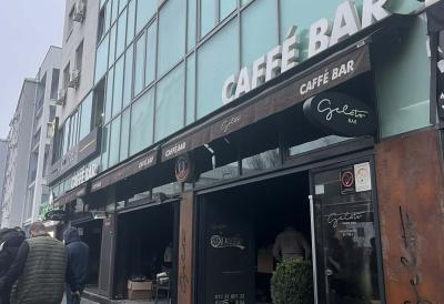 Požar razorio poznati lokal na Novom Beogradu: Evo kako izgleda nakon vatrene stihije -  Sve je uništeno, ljudi u kutije pakuju stvari (FOTO)