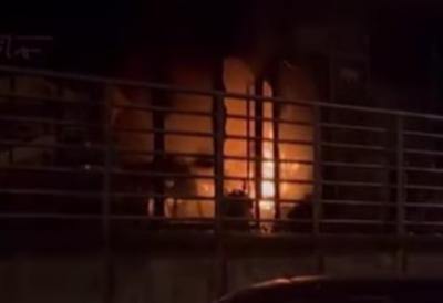 (VIDEO) Buknuo požar na Novom Beogradu: Tokom noći dva puta goreo isti lokal, vatrogasci hitno reagovali