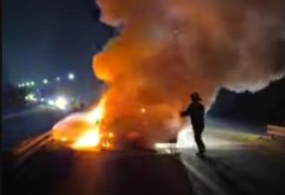 Sekunde ih delile od tragedije: Udario u bankinu kako bi izbegao direktan sudar, bahati vozač nije se ni zaustavio, auto u plamenu (VIDEO)