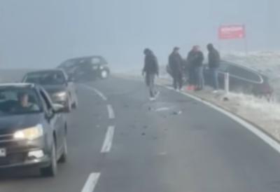 (VIDEO) Poledica paralisala put, automobili izleteli iz kolokesa: Planinski prevoj na 1.100 metara visine pretvoren u ledenu zamku