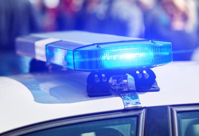 Pokvario se semafor i nastao haos u centru grada: Autom pokosio mladića, srušio semafor i zabio se u zgradu - uviđaj trajao satima