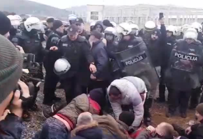 Policija grabi za noge i nosi demonstrante, građani skandiraju 