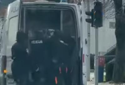 Policajac pesniči muškarca u marici, kolege mu čuvaju stražu: Isplivao snimak o kom bruji čitav region (VIDEO)