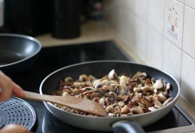 PREDJELO ZA SLAVU gotovo za 20 minuta: Probajte recept za ovu POSNU SALATU od pečuraka i praziluka - svi gosti će je pamtiti po sjajnom ukusu!