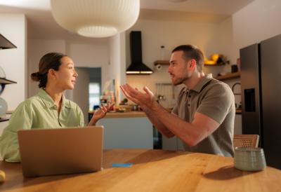 PET OTROVNIH ODGOVORA koji će razoružati svakog nerazumnog sagovornika – rečenice koje ne očekuju