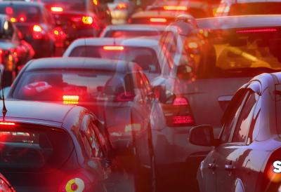 Nema gde igla da padne, automobili stoje u mestu: Srbija se sjatila ovde - kolone su nepregledne