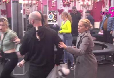 Haos kakav se ne pamti: Kao furija se zaletela na Luku Vujovića, pa fizički nasrnula - U rijalitiju vanredno stanje (VIDEO)