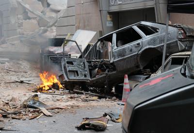 Eksplozija u prestonici: Raznet automobil u pokretu, vatrogasci uspeli da izvuku vozača