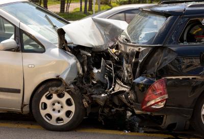 Ogromna tragedija: Dvojica (23) i (27) stradali na licu mesta u strašnom sudaru tri automobila - žena (49) hitno zbrinuta u bolnici