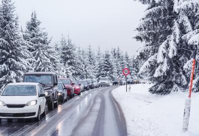 Totalni haos na putevima: Sneg i led paralizovali saobraćaj, automobili završavaju u kanalima - vozačima izdato hitno upozorenje, prete i odroni