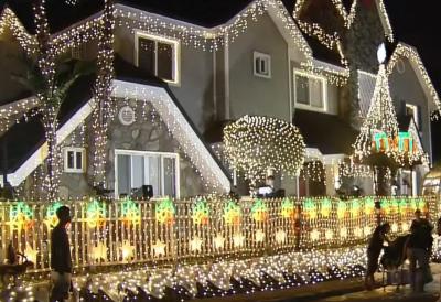 Samo iznad te kuće PADA SNEG: Ovo je najmagičnije okićena kuća u celom gradu - ljudi dolaze samo da se slikaju i gledaju "čudo"