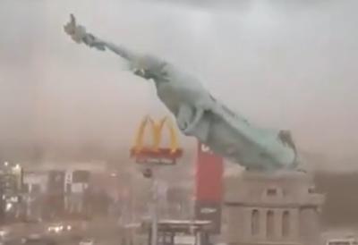 Simbol slobode uništen u sekundi: Gigantska statua srušena kao kula od karata pod udarom oluje (VIDEO)