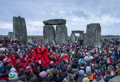 Dan posebno bitan za ljubitelje misterije: Hiljade ljudi dočekalo izlazak sunca u Stounhendžu - ovo je razlog (FOTO)