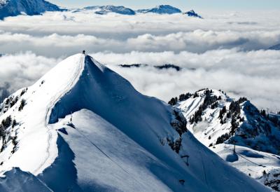 Momak napustio iscrpljenu partnerku na snegu i ostavio je samu da umre: Optužen za smrt devojke - SOS signali nestajali, a helikopter nije mogao da sleti (FOTO)