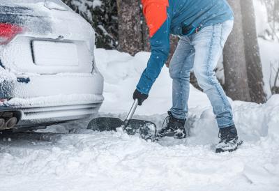 Muškarac nastradao dok je čistio sneg sa automobila: Proglašeno vandredno stanje, ledeni ciklon izazvao obustavu saobraćaja a letovi otkazani