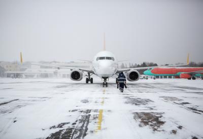 Evropa okovana snegom i ledom: Bečki aerodrom zatvoren, aero-saobraćaj u Pragu ograničen (FOTO)