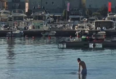 (VIDEO) Kao usred leta: Nestvaran prizor na crnogorskom primorju, hrabrim kupačima zima ništa ne može