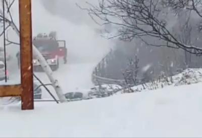 "Ne zna se da li je mećava ili dim" Gori automobil na Zlatiboru - Vatrogasci na terenu (FOTO)
