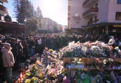 U Kran-Montani posle mise održana "tiha šetnja" do kluba gde je život izgubilo preko 40 ljudi: Ostavljeno na stotine sveća i buketa cveća