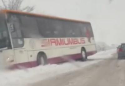 Drama kod Rume: Autobus skliznuo sa kolovoza i sleteo sa puta (VIDEO)