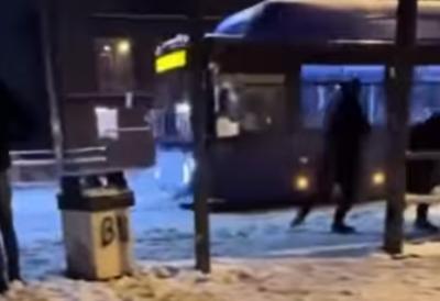 Drama u Velikoj Moštanici: Gađali vozača autobusa 551 grudvama, izleteo besan sa OVIM u rukama (VIDEO)