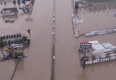 Apokaliptični prizori na jugu Srbije: Nabujale reke nose sve pred sobom - Naložene hitne evakuacije, presečeni putevi, domaćinstva bez struje i vode (VIDEO)