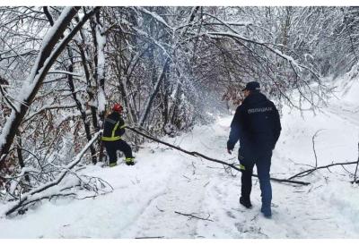 Briga o ljudima najvažnija: Policija i spasioci pružaju pomoć starijima i izolovanim porodicama