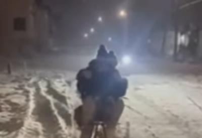 Objavljen snimak stravične nesreće kod Kraljeva: Automobil prešao preko tinejdžerki dok su se sankale, sve snimao drug iz gepeka - Zadobile teške povrede (VIDEO)