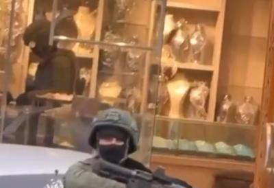 Lopovi se prerušili u vojnike pa opljačkali zlataru: Naoružani do zuba, u uniformama i pod rotacijom izveli filmsku pljačku (VIDEO)