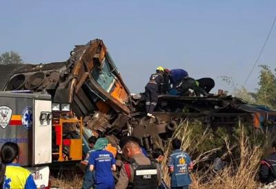 Kran smrskao voz, broje se žrtve: Među povređenima i beba - Nakon udara buknula vatra