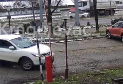 Kamion GURA auto 100 metara dalje, od ove scene se svi sledili - Pogledajte o čemu se radi (VIDEO)