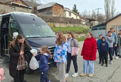 "SLATKI KARAVAN" doneo radost na Kosovo i Metohiju: 19 godina istrajnosti i poziv novoj mladosti Srbije(FOTO)