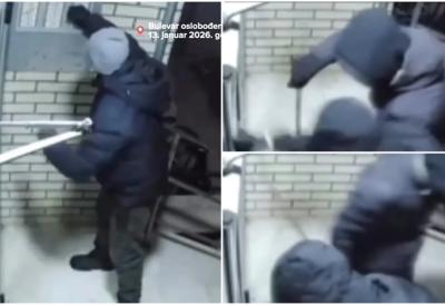 Jeziv snimak iz Čačka: Muškarac u očaju pritiska interfon zgrade, za njim dolaze do ulaza maskirani napadači sa palicama (VIDEO)