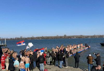 Bogojavljensko plivanje održano u Zemunu uz veliki broj vernika: Maša (21) prva doplivala do Časnog krsta