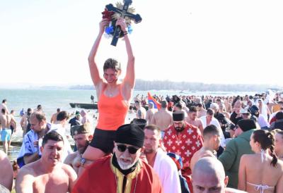 Bogojavljensko plivanje održano u Zemunu uz veliki broj vernika: Maša (21) prva doplivala do Časnog krsta