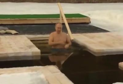 (VIDEO) Putin se prekrstio i skočio u ledenu vodu na Bogojavljenje, snimci preplavili društvene mreže