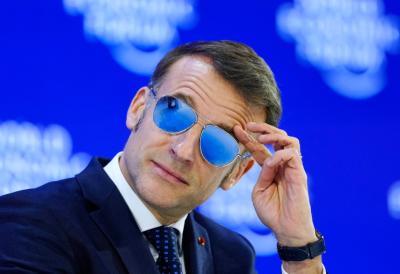 Makronovo "TIGROVO OKO" ponovo zapalilo internet: Evo zašto je nosio naočare za sunce tokom govora u Davosu (FOTO)