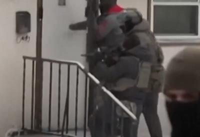 Izvučen go iz kuće po snegu: Specijalci razvalili vrata i izveli brutalno hapšenje pogrešnog čoveka - Potresan VIDEO