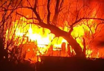 Vatra se širi munjevitom brzinom: Gore barake u centru Kaluđerice (VIDEO)