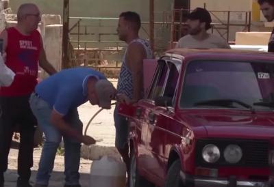 "Mogu da izdrže još samo 15 do 20 dana" Panika zavladala na ulicama Havane!  Isporuka nafte potpuno obustavljena, nepregledni redovi ispred benzinskih pumpi (VIDEO)