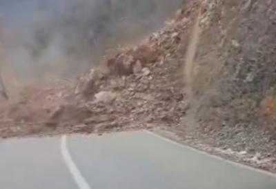 Izbegao smrt za dlaku: Snimak odrona na putu Foča - Pljevlja, deo brda se sručio na put (VIDEO)
