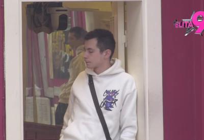 Nerio energetski isisan:  Hana i Aneli udarile jedna na drugu oko njega: Razvlače ga svaka na svoju stranu i koriste kao oružje jedna protiv druge