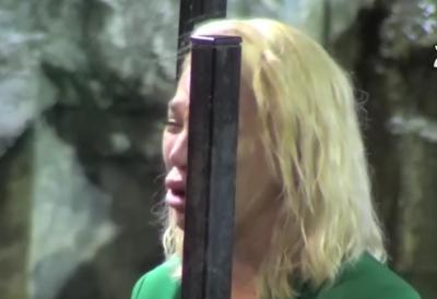 Zadrugarka pred kamerama saznala tragičnu vest: Nisu je pustili da peživi bol