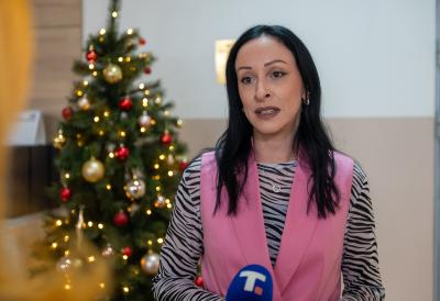 Ministarka usnimljena u neprepoznatljivom izdanju: Žarić Kovačević bez pratnje i u zimskoj jakni strpljivo čeka semafor u Nemanjinoj