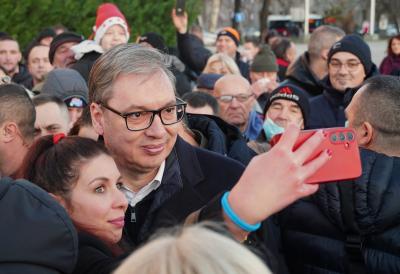 Vučić došao u Božićno seoce ispred Skupštine Srbije: Predsednik se slikao i razgovarao sa građanima, govorio i o NIS-u i predstojećim izborima - Građani mogu da budu mirni
