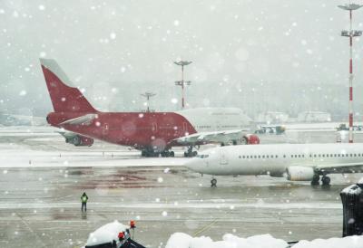 Potpuni kolaps na evropskom aerodromu: Sneg i led paralisali piste, otkazano 450 letova - hiljade putnika zarobljeno, dodatni letovi kao jedina nada