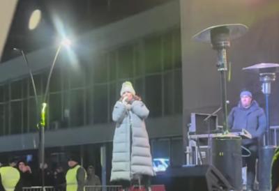 Ovo se dešavalo iza kulisa njenog koncerta u Čačku: Ana Bekuta pokazala da je surovi profesionalac, nije prekinula koncert, već pevala iz kombija svojoj publici