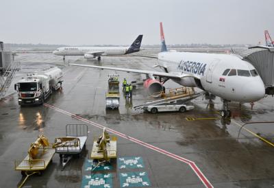 I danas kašnjenja na "Nikola Tesli": Zimske službe rade punom parom, evo kako trenutno funkcioniše saobraćaj na beogradskom aerodromu