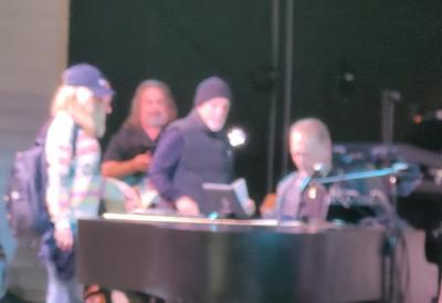 Šok za sve: Proslavljeni pevač kome je ustanovljena teška bolest, pojavio se na sceni i uradio ovo