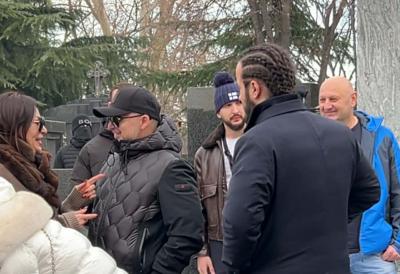 Maskirani muškarac se pojavio na pomenu Arkanu - prekrio celo lice, njegovo ponašanje izazvalo nelagodu među prisutnima